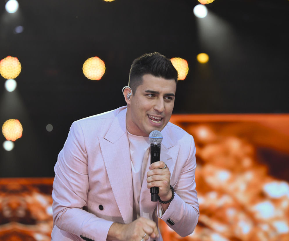 Filip Lato śpiewa do mikrofonu na scenie. O jego koncercie podczas Dni Końskich 2026 przeczytasz na Eska Kielce.