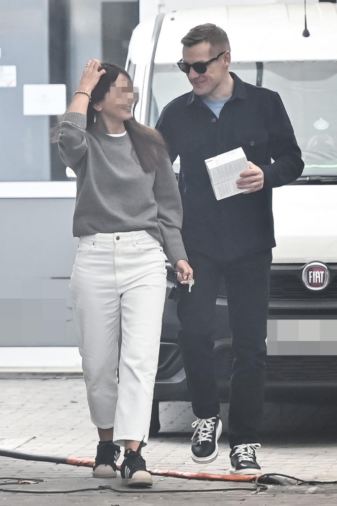 Marcin Mroczek z dziewczyną w cukierni