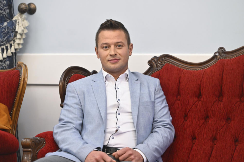 Rolnik Krzysztof, który "szukał żony" w telewizji, sam sobie znalazł narzeczoną! Po raz pierwszy ją pokazał