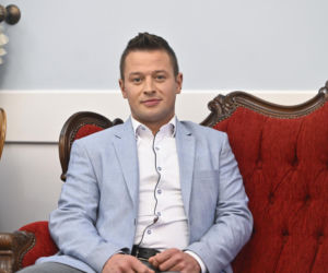 Rolnik Krzysztof, który szukał żony w telewizji, sam sobie znalazł narzeczoną! Po raz pierwszy ją pokazał