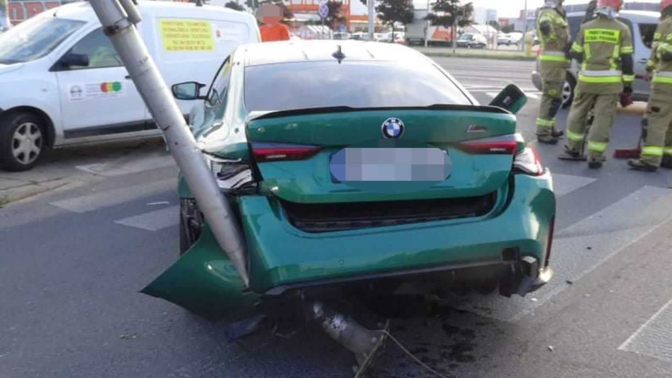 BMW wbiło się w sygnalizator świetlny