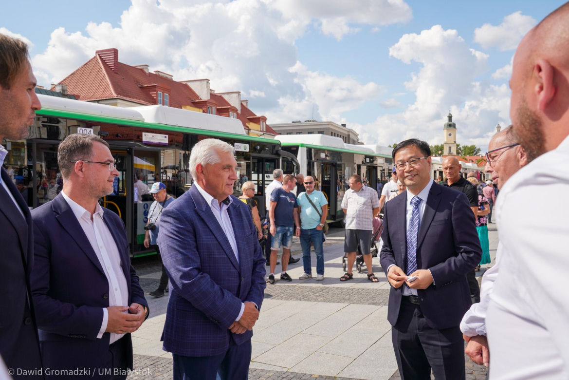Zaprezentowano pierwsze 20 autobusów elektrycznych w Białymstoku. Od poniedziałku pojawią się na ulicach miasta [ZDJĘCIA]