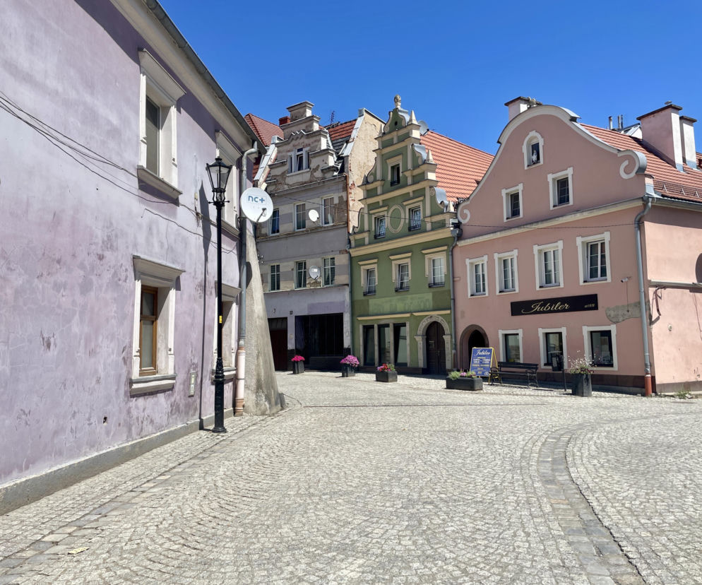 Wygląda jak włoskie miasteczko. Prawie dwa lata po powodzi nadal widać skalę zniszczeń