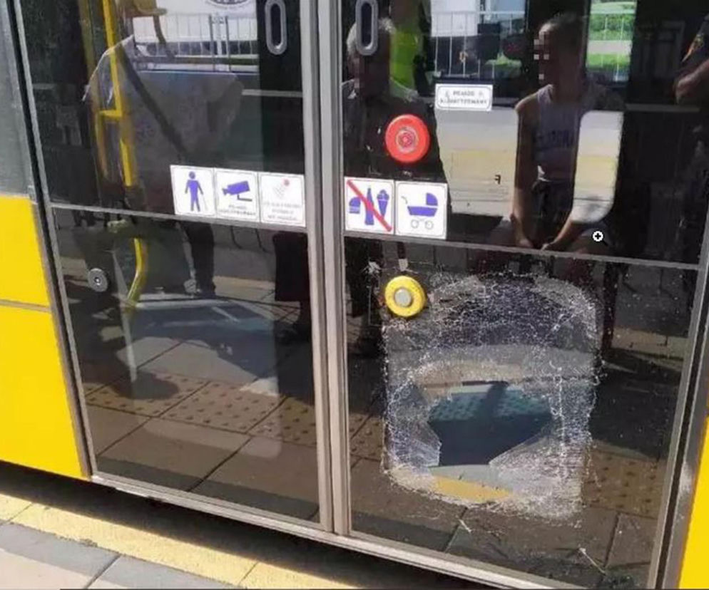 Atak szału w warszawskim tramwaju! Posypało się szkło. Kobieta trafiła do szpitala