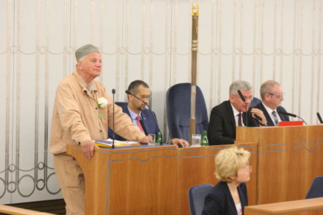 JAN RULEWSKI W DRELICHU Z SYMBOLEM NIENAWIŚCI.