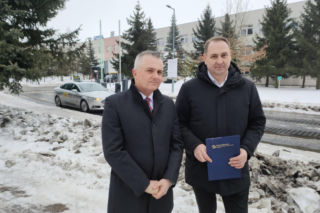 Mniej samochodów i więcej zieleni. Zmiany na parkingu szpitala w Łomży