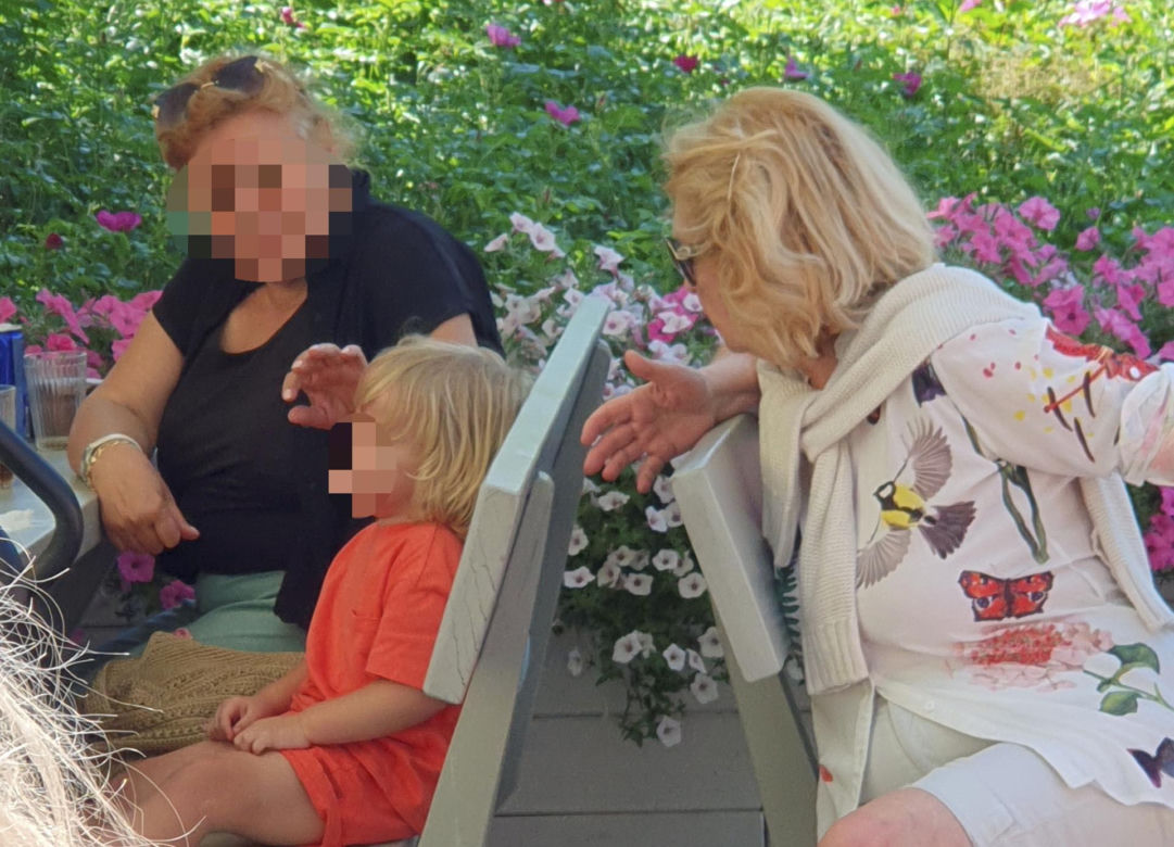 Ewa Wiśniewska je samotnie obiad nad morzem