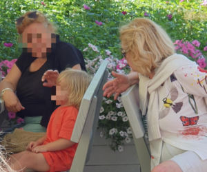 Ewa Wiśniewska je samotnie obiad nad morzem