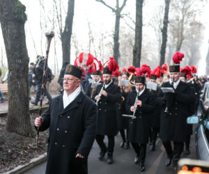 Barbórka 2025. Pobudka górnicza na Nikiszowcu w wykonaniu Orkiestry Wieczorek