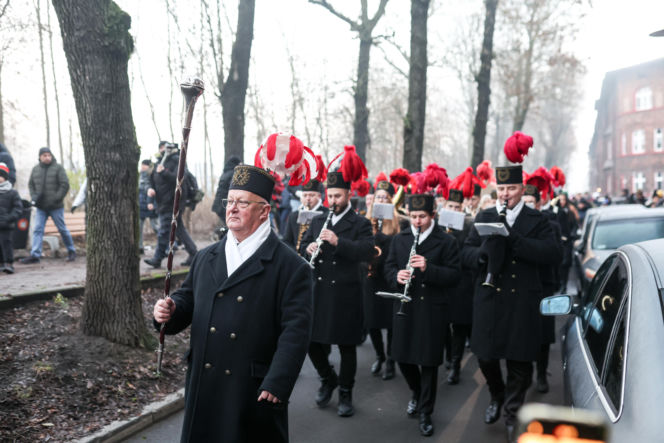 Barbórka 2025. Pobudka górnicza na Nikiszowcu w wykonaniu Orkiestry Wieczorek