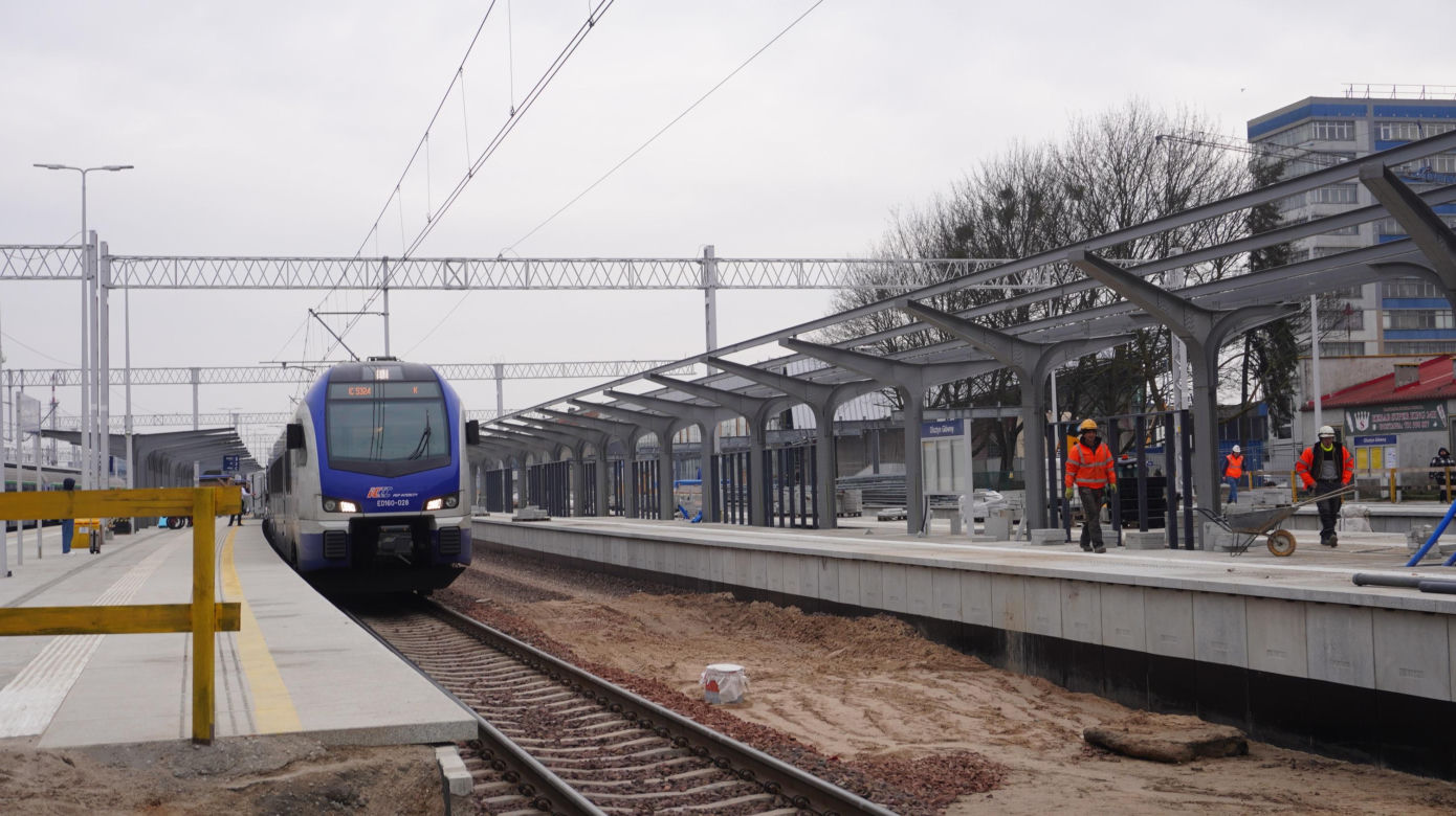 Dworzec Olsztyn Główny coraz bliżej. Postępują prace przy budynku oraz na peronach