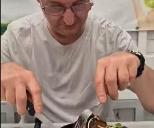 Zaskakująca nowa rola Piotra Wawrzyka! Zrecenzował pirackiego szaszłyka