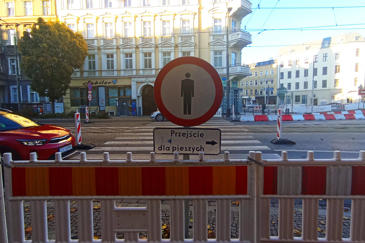 Utrudnienia na placu Zwycięstwa i Bramie Portowej