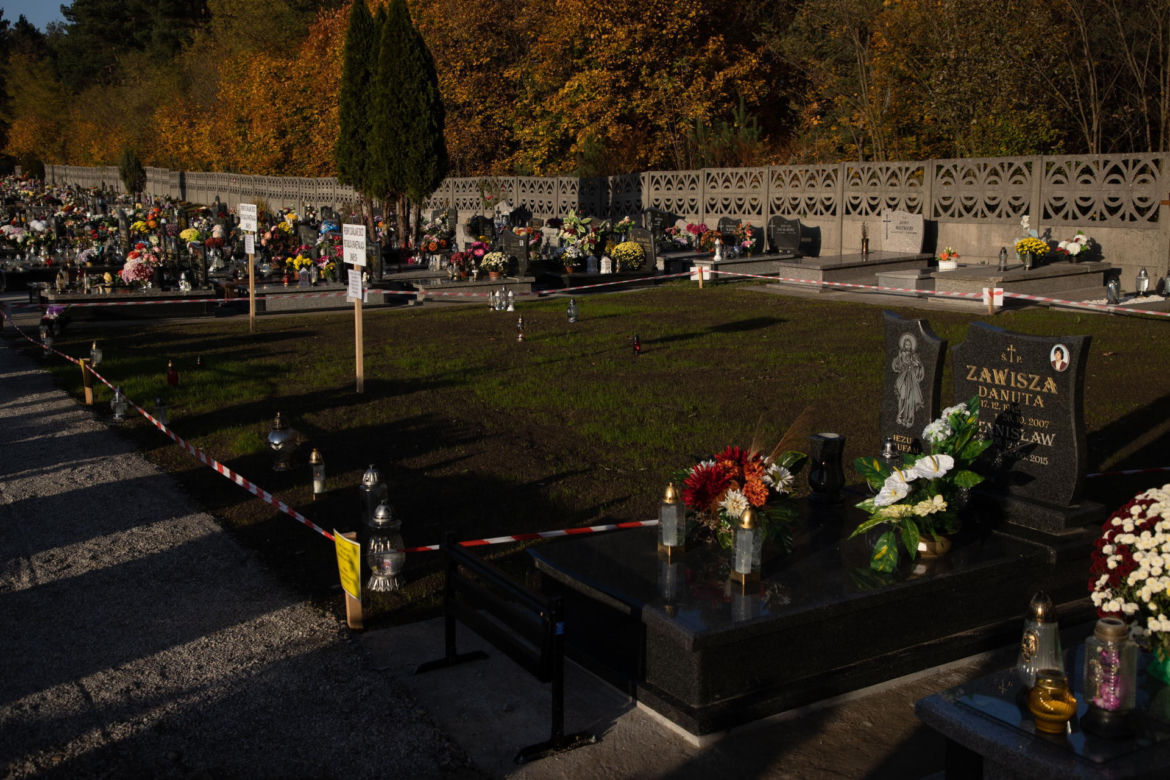 Cmentarz w Trzebini na którym zapadlisko pochłonęło groby, został otwarty na Wszystkich Świętych