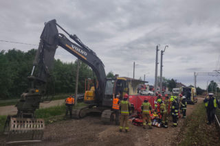 Świętokrzyskie. Pijany operator koparki patrącił mężczyznę