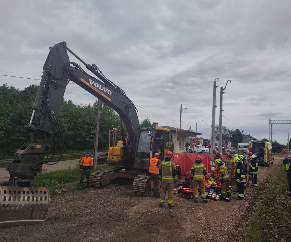 Świętokrzyskie. Pijany operator koparki patrącił mężczyznę