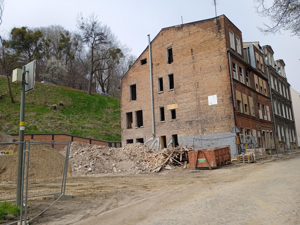 Tak zmieniła się Biskupia Górka. Zrewitalizowano kamienice. Zdjęcia przed i po 