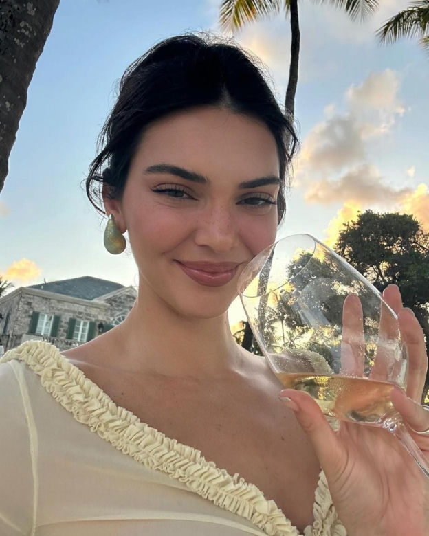 Błysnęła biustem na Barbadosie! Najdroższa modelka porzuciła stanik