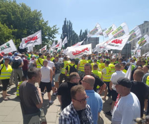 Górnicy protestują przed siedzibą PiS