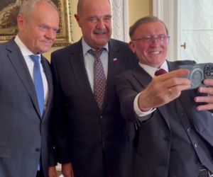 Artur Barciś chciał sprawdzić czy Tusk nosi perukę