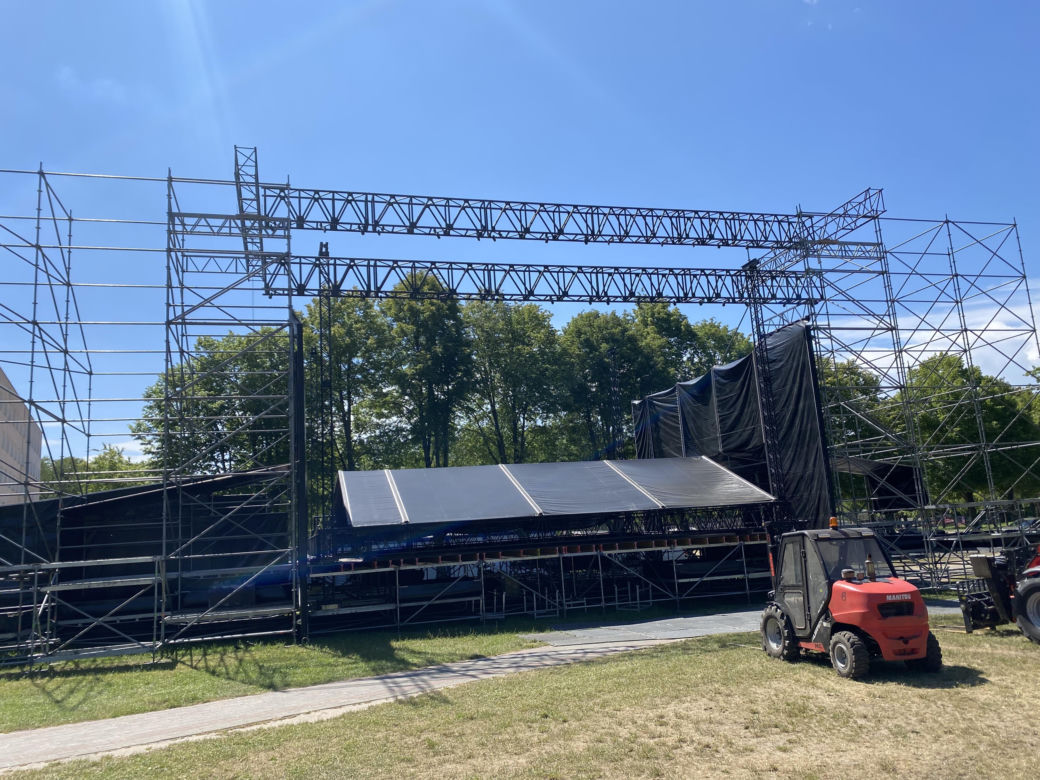 Kortowo zamienia się w festiwalowe miasteczko. Scena główna już prawie gotowa. Zobacz zdjęcia