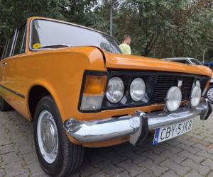 Prawdziwe motoryzacyjne perełki pod Torbydem! Bydgoskie Klasyki Nocą znów zachwyciły