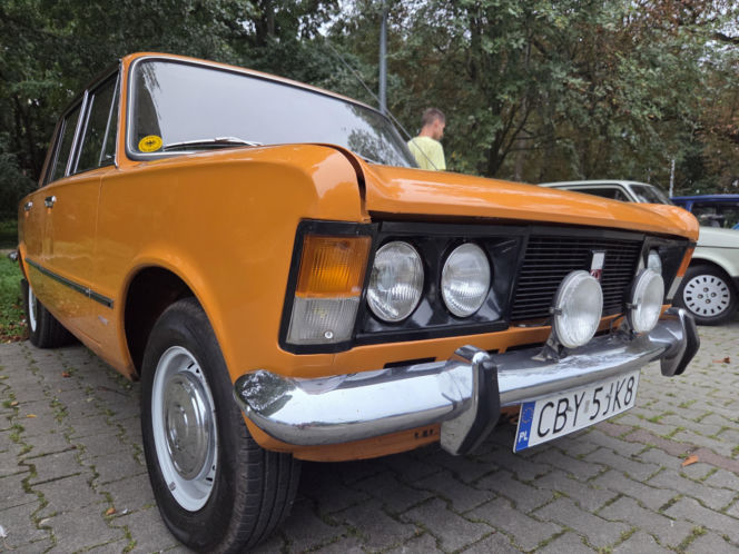 Prawdziwe motoryzacyjne perełki pod Torbydem! Bydgoskie Klasyki Nocą znów zachwyciły