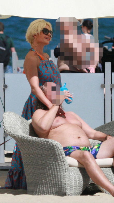 Joanna Racewicz  całuje się na plaży