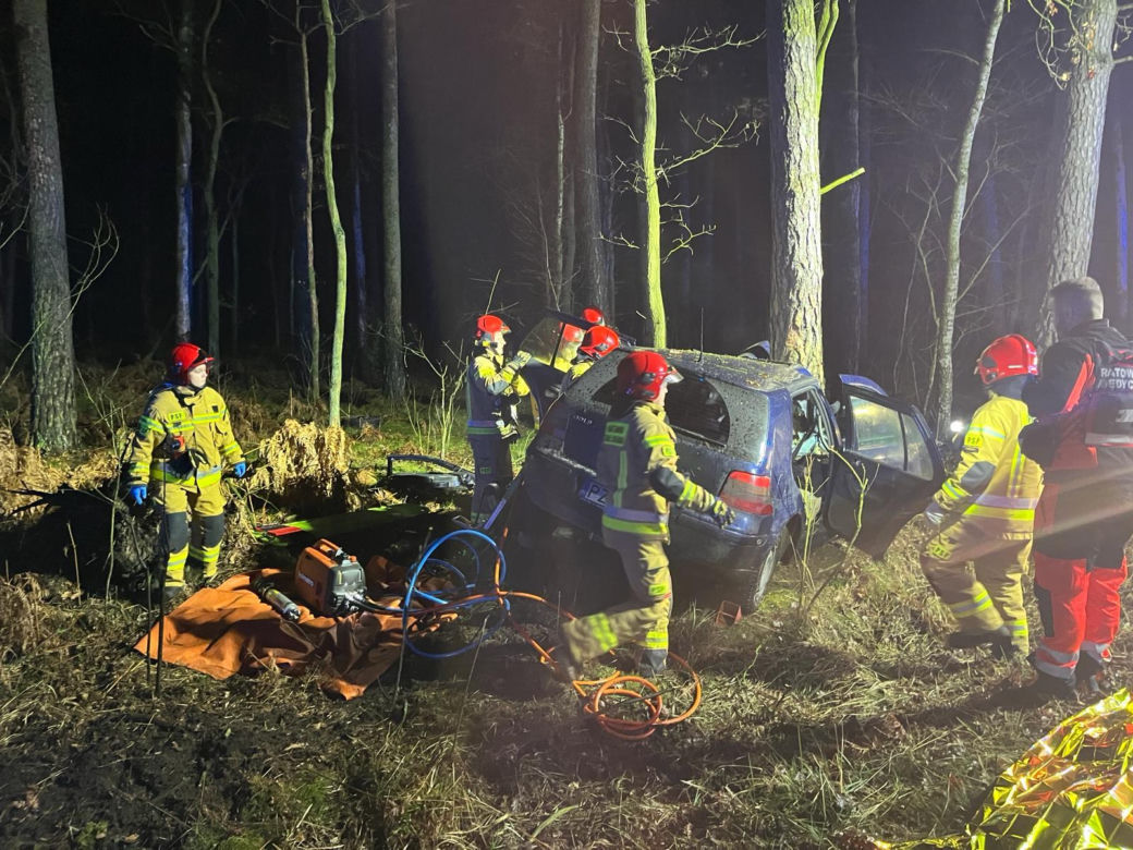 Śmiertelny wypadek pod Pleszewem. Dwóch nastolatków nie żyje. Kierujący volkswagenem nie miał uprawnień