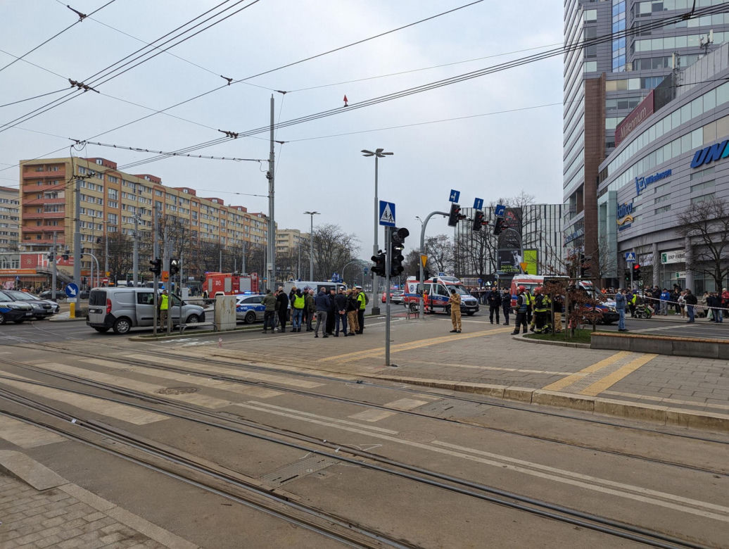 W Szczecinie kierowca rozpędzonym samochodem wpadł w pieszych