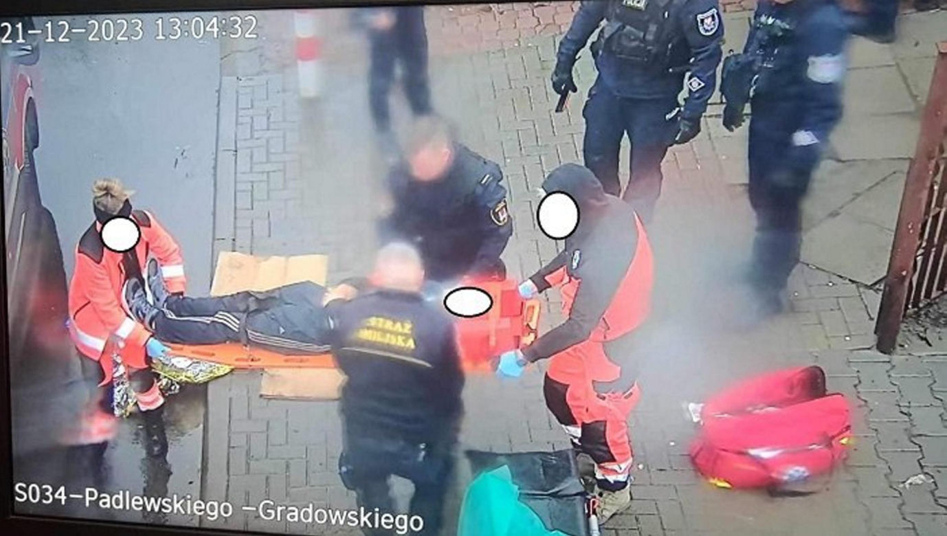 Wstrząsający wypadek tuż przed świętami. 25-latek poślizgnął się wypadł z okna! 