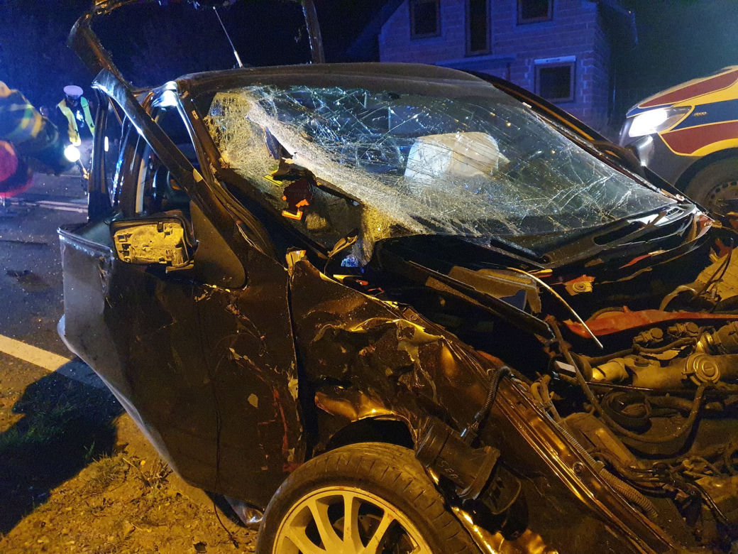 Trzy osoby ranne po czołowym zderzeniu osobówek. 21-latek stracił panowanie nad seatem