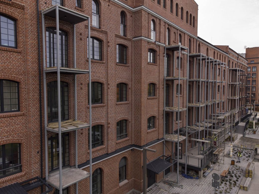 Mieszkańcy nie mogą wychodzić na balkony. Zasłonili im też okna! 