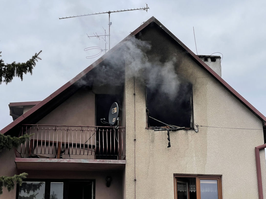 Tragedia w Kobyłce. Kobieta wyskoczyła z okna płonącego domu, jedna ofiara spłonęła żywcem