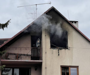 Tragedia w Kobyłce. Kobieta wyskoczyła z okna płonącego domu, jedna ofiara spłonęła żywcem
