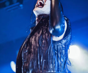 Skrupulatnie wyreżyserowany groteskowy spektakl okraszony nutą surrealizmu – Avatar zawładną Warszawą [RELACJA]