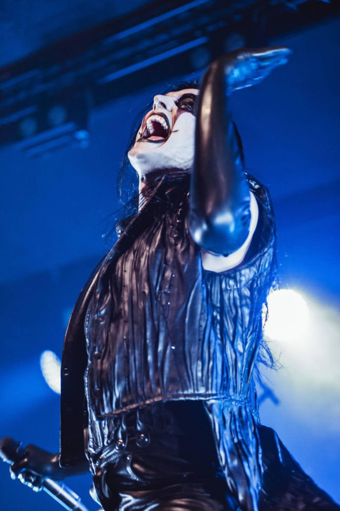 Skrupulatnie wyreżyserowany groteskowy spektakl okraszony nutą surrealizmu – Avatar zawładną Warszawą [RELACJA]