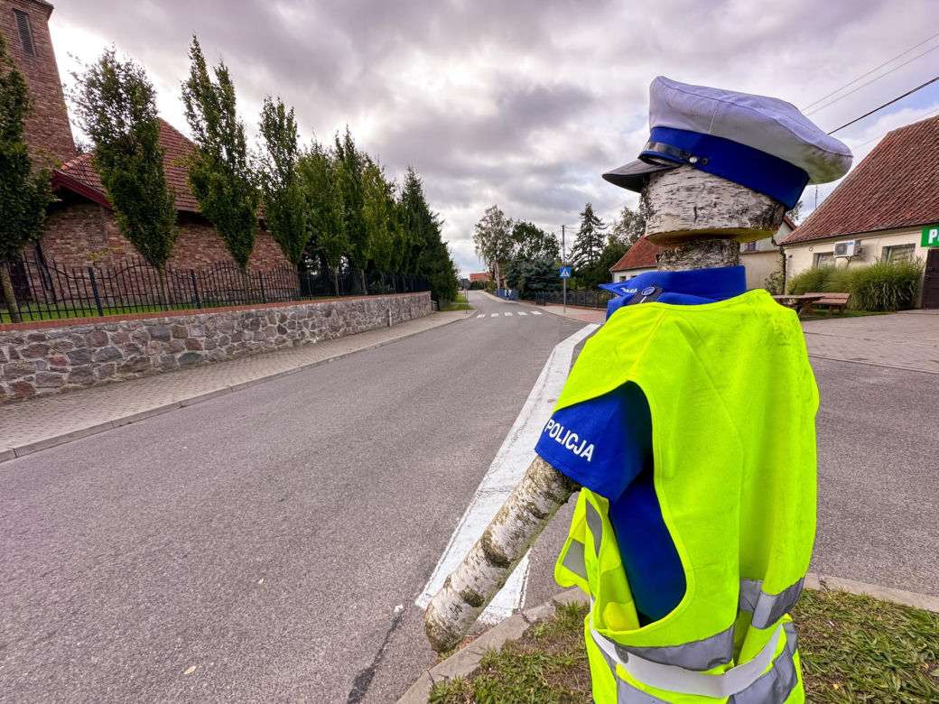 Porządku na drodze pilnuje stróż prawa z drewna
