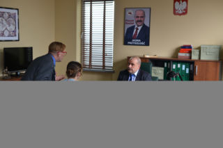 Ranczo 10 sezon odc. 119. Czerepach (Artur Barciś), wójt Kozioł (Cezary Żak), Ola (Lidia Sadowa)