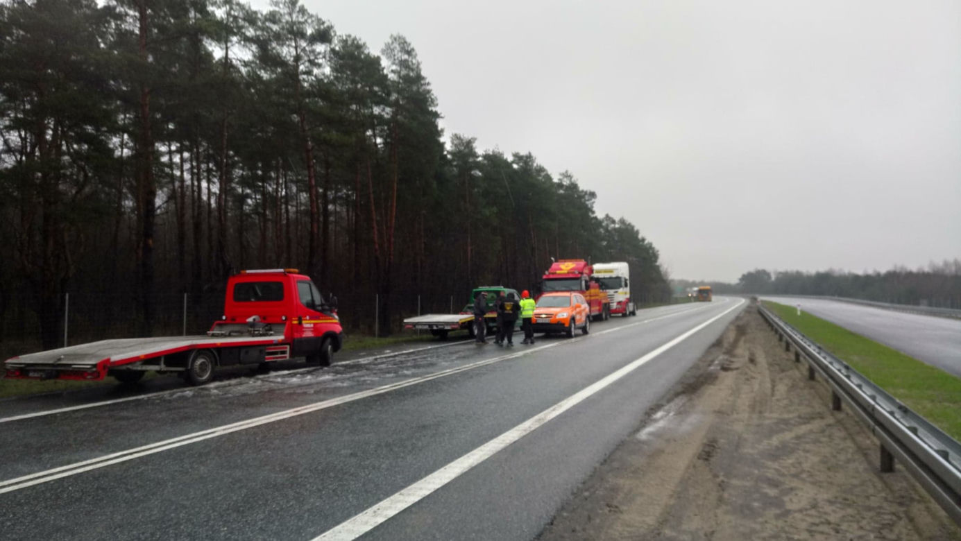 AKTUALIZACJA! Śmiertelny wypadek na S1 w Mierzęcicach. Nie żyją dwie osoby. Jedną z ofiar jest niemowlę! [ZDJĘCIA]