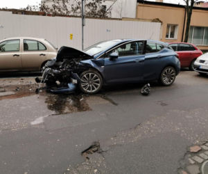 Wypadek na ul. Świętej Trójcy w Bydgoszczy. Trzy osoby są ranne [ZDJĘCIA]