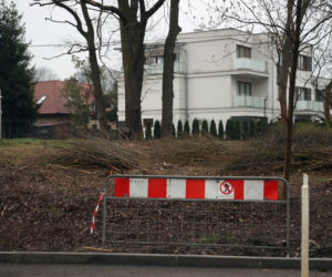 Elegancki chodnik przy luksusowym domu Andrzeja i Agaty Dudów 