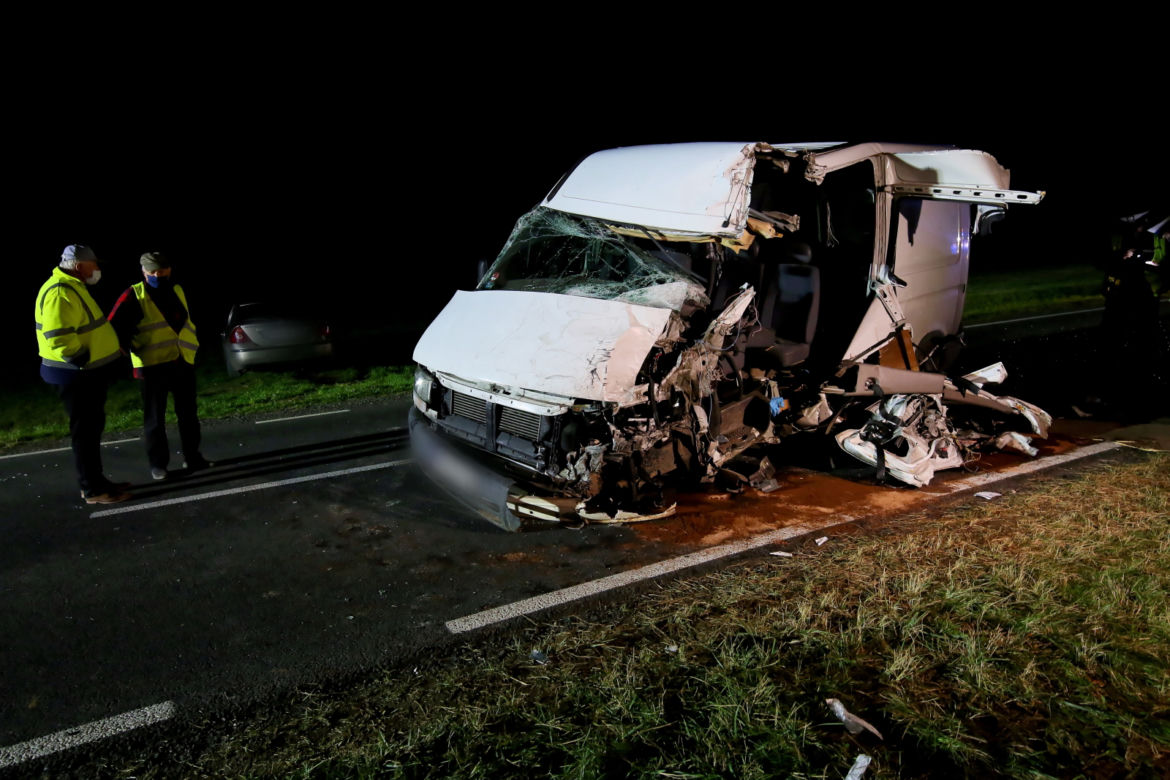Brudzewek: Zderzenie autokaru z busem! Kierowca zakleszczony w aucie [ZDJĘCIA] 