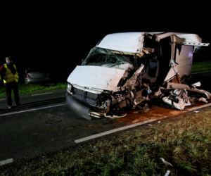 Brudzewek: Zderzenie autokaru z busem! Kierowca zakleszczony w aucie [ZDJĘCIA] 