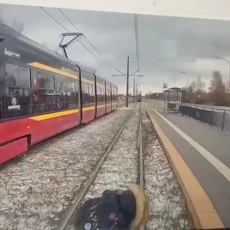 Łódź. Przerażające wypadki z udziałem pieszych. Jest wideo nagranie z tramwaju [ZDJĘCIA].