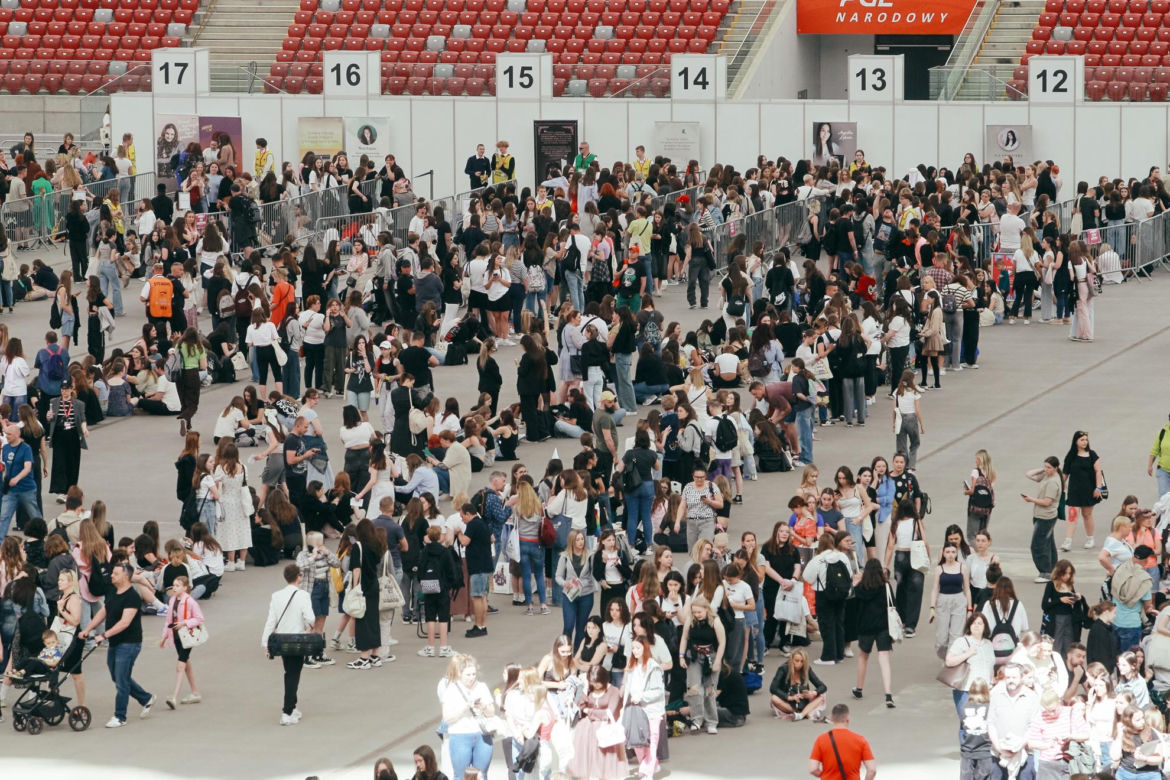 Targi Książki i Mediów VIVELO 2024 ściągnęły tłumy na PGE Narodowy. Mróz, Bonda i Hołownia oblegani przez fanów. Działo się! 