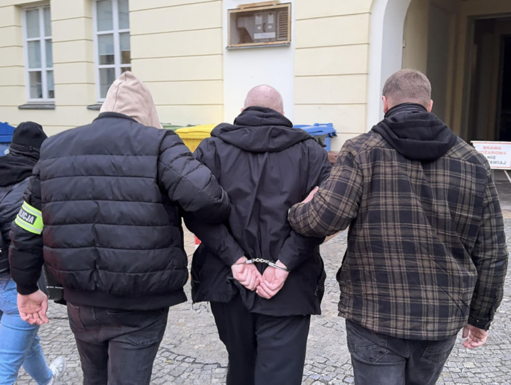 Spektakularna akcja na Pradze Północ i Żoliborzu. Policja uderza w narkotykowy biznes. Zobacz, co znaleziono w ich kryjówkach!