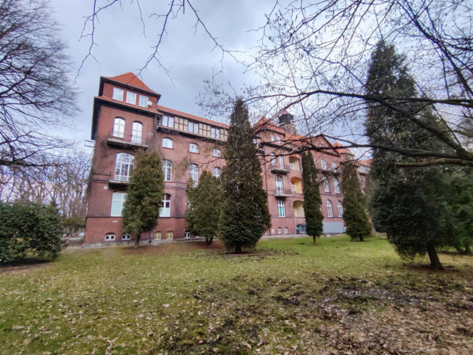 To miasto ma jeden z najstarszych rynków na Śląsku. Zachwyca zabytkowymi kamienicami i ratuszem