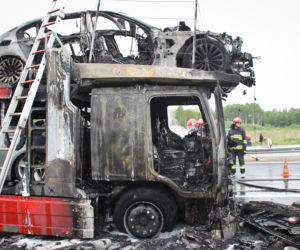 Pożar lawety z luksusowymi samochodami