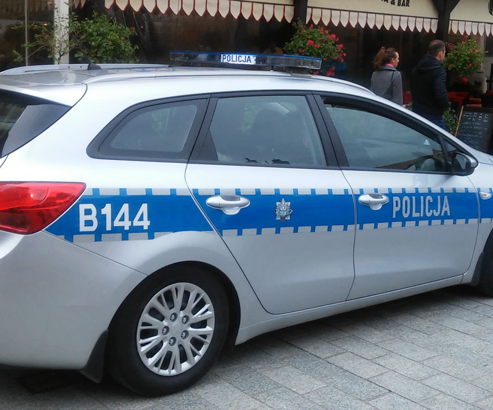 Policjanci znaleźli ciało kobiety gdy przyjechali poinformować ją o śmierci jej rodziny w wypadku (Zdjęcie poglądowe)